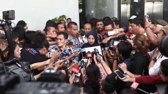 Calon Wakil Gubernur Jakarta Sylviana Murni usai diperiksa di Gedung Bareskrim Ombudsman, Jakarta, Jumat (20/1).