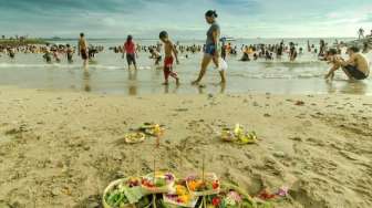 Masyarakat Padati Upacara Banyupinaruh di Pantai Sanur