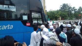 Pendukung Rizieq Marah, Bus Transjakarta Serempet Pedagang