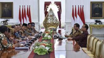 Presiden Joko Widodo didampingi Mensesneg Pratikno menerima Ketua Umum Ikatan Cendekiawan Muslim Indonesia Jimly Asshiddqie bersama pengurus di Istana Merdeka, Jakarta, Senin (23/1).