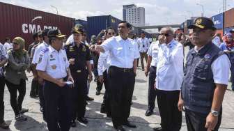 Menko bidang Kemaritiman Luhut Panjaitan mengunjungi Pelabuhan Tanjung Priok, Jakarta, Senin (23/1).