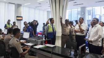 Menko bidang Kemaritiman Luhut Panjaitan mengunjungi Pelabuhan Tanjung Priok, Jakarta, Senin (23/1).