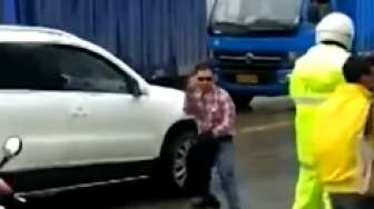 Heboh! Lelaki Pamer Kungfu di Tengah Jalan