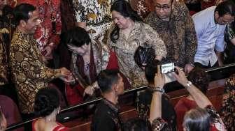 Presiden Joko Widodo (Jokowi) beserta sejumlah menteri dan pejabat negara tampak menghadiri ulang tahun mantan Presiden RI Megawati Soekarnoputri di Taman Ismail Marzuki (TIM), Jakarta, Senin (23/1/2017). [Suara.com/Kurniawan Mas'ud]