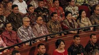 Presiden Joko Widodo (Jokowi) beserta sejumlah menteri dan pejabat negara tampak menghadiri ulang tahun mantan Presiden RI Megawati Soekarnoputri di Taman Ismail Marzuki (TIM), Jakarta, Senin (23/1/2017). [Suara.com/Kurniawan Mas'ud]