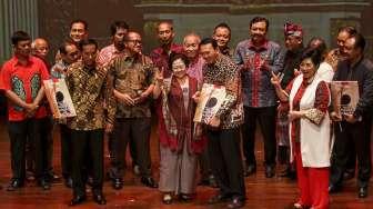 Presiden Joko Widodo (Jokowi) beserta sejumlah menteri dan pejabat negara tampak menghadiri ulang tahun mantan Presiden RI Megawati Soekarnoputri di Taman Ismail Marzuki (TIM), Jakarta, Senin (23/1/2017). [Suara.com/Kurniawan Mas'ud]