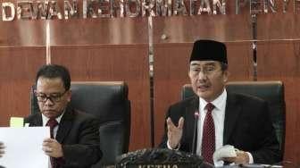 Sidang terkait pelaksanaan Pilkada serentak 2017 di ruang sidang DKPP, Jakarta, Rabu (25/1).