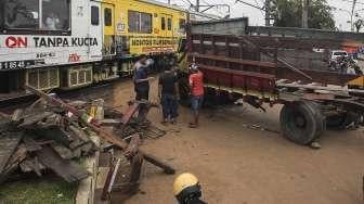 Truk Tertabrak Kereta Api Cirebon Express