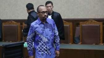 Politikus Partai Amanat Nasional Andi Taufan Tiro jalani sidang dakwaan di pengadilan Tipikor, Jakarta, Rabu (25/1).