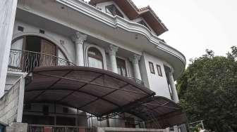 Rumah Hakim Mahkamah Konstitusi Patrialis Akbar di Jalan Cakra Wijaya V Blok P, No. 3, Cipinang Muara, Jatinegara, Jakarta Timur, Kamis (26/1).