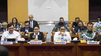 Rapat kerja dengan Komisi I DPR di Komplek Parlemen, Senayan, Jakarta, Kamis (26/1).