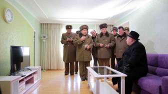 Pemimpin Korea Utara Kim Jong Un melakukan inspeksi di lokasi pembangunan Ryomyong Street, Kamis (26/1).