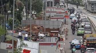 Pembangunan proyek flyover Pancoran, di Jakarta, Jumat (27/1).