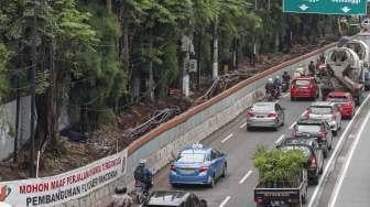 Pembangunan proyek flyover Pancoran, di Jakarta, Jumat (27/1).