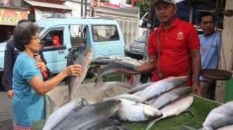 Pedagang ikan Bandeng di Jalan Sulaiman, Pasar Rawa Belong, Jakarta, Jumat (27/1).