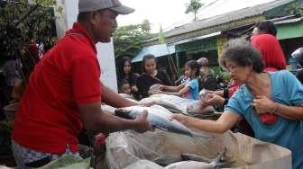 Pedagang ikan Bandeng di Jalan Sulaiman, Pasar Rawa Belong, Jakarta, Jumat (27/1).