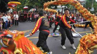 Sejumlah umat menggelar ritual tolak bala Imlek 2568 di Jalan Raya Kawasan Kuta, Bali, Jumat (27/1).