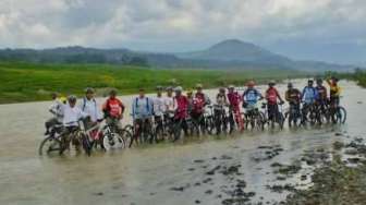 "Gowes," Cara Mereka Sehat dan Menikmati Keindahan Alam