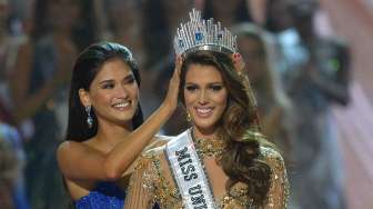 Iris Mittenaere dinobatkan sebagai Miss Universe 2017 di Metro Manila, Filipina, Senin (30/1).