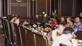 Rapat konsultasi Hakim Mahkamah Konstitusi dan angota Komisi III DPR di gedung MK, Jakarta, Senin (30/1).