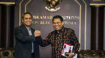 Rapat konsultasi Hakim Mahkamah Konstitusi dan angota Komisi III DPR di gedung MK, Jakarta, Senin (30/1).