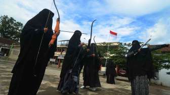 Santriwati mengikuti latihan olahraga ekstrakurikuler panahan di Pondok Pesantren Al-Idrisiyyah, Kampung Pagendingan, Kabupaten Tasikmalaya, Jawa Barat, Selasa (31/1).
