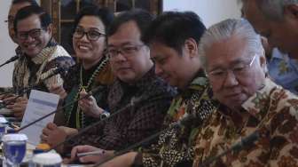 Presiden Joko Widodo didampingi Wakil Presiden Jusuf Kalla memimpin rapat terbatas tentang Integrasi Perencanaan dan Penganggaran untuk Mengoptimalkan Hasil Pembangunan Nasional di Ruang Oval, Istana Kepresidenan Bogor, Jawa Barat, Selasa (31/1).