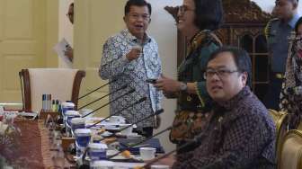 Presiden Joko Widodo didampingi Wakil Presiden Jusuf Kalla memimpin rapat terbatas tentang Integrasi Perencanaan dan Penganggaran untuk Mengoptimalkan Hasil Pembangunan Nasional di Ruang Oval, Istana Kepresidenan Bogor, Jawa Barat, Selasa (31/1).