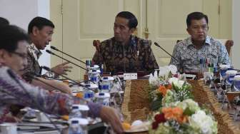 Presiden Joko Widodo didampingi Wakil Presiden Jusuf Kalla memimpin rapat terbatas tentang Integrasi Perencanaan dan Penganggaran untuk Mengoptimalkan Hasil Pembangunan Nasional di Ruang Oval, Istana Kepresidenan Bogor, Jawa Barat, Selasa (31/1).