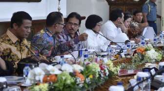 Presiden Joko Widodo didampingi Wakil Presiden Jusuf Kalla memimpin rapat terbatas tentang Integrasi Perencanaan dan Penganggaran untuk Mengoptimalkan Hasil Pembangunan Nasional di Ruang Oval, Istana Kepresidenan Bogor, Jawa Barat, Selasa (31/1).