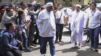 Pimpinan FPI Habib Rizieq Shihab, Juru Bicara FPI Munarman, serta Ketua GNPF-MUI Bachtiar Nasir, memenuhi panggilan pemeriksaan di Polda Metro Jaya, Jakarta, Rabu (1/2/2017). [Suara.com/Kurniawan Mas'ud]