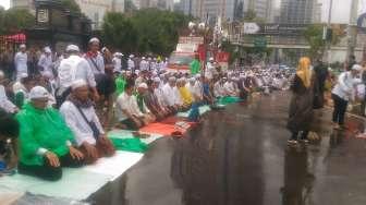 Meski Diguyur Hujan, FPI Salat Dzuhur di Polda Metro Jaya