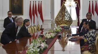 Presiden Joko Widodo didampingi Menteri Keuangan Sri Mulyani dan Mensesneg Pratikno menerima kunjungan kehormatan Presiden Asian Development Bank (ADB) Takehiko Nakao di Istana Merdeka, Jakarta, Rabu (1/2).