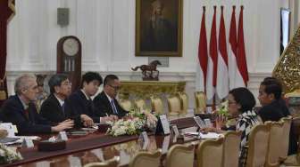 Presiden Joko Widodo didampingi Menteri Keuangan Sri Mulyani dan Mensesneg Pratikno menerima kunjungan kehormatan Presiden Asian Development Bank (ADB) Takehiko Nakao di Istana Merdeka, Jakarta, Rabu (1/2).