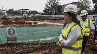 Menteri Koordinator bidang Pembangunan Manusia dan Kebudayaan Puan Maharani meninjau proyek pembangunan venue velodrome balap sepeda I Rawamangun, Jakarta, Rabu (1/2).