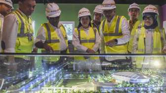 Menteri Koordinator bidang Pembangunan Manusia dan Kebudayaan Puan Maharani meninjau proyek pembangunan venue velodrome balap sepeda I Rawamangun, Jakarta, Rabu (1/2).