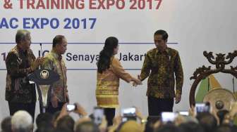 Presiden Joko Widodo meninjau pameran Pendidikan dan Pelatihan disela pembukaan Konferensi Forum Rektor Indonesia 2017 di Jakarta, Kamis (2/2).