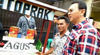 Ahok Borong Jamu saat Kampanye di Cilangkap