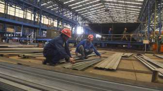 Pembuatan Kapal Cepat Rudal 60 Meter (KCR 60) W000297 di Assembly Hall Divisi Kapal Perang, PT PAL Indonesia (Persero), Ujung Surabaya, Jawa Timur, Kamis (2/2).
