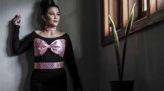 Artis sinetron pemeran antagonis Helsi Herlinda saat melakukan sesi foto di kantor suara.com, di Jakarta, Kamis (2/2).