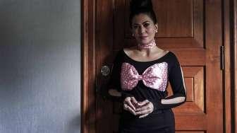 Artis sinetron pemeran antagonis Helsi Herlinda saat melakukan sesi foto di kantor suara.com, di Jakarta, Kamis (2/2).