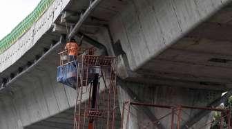 Aktivitas para pekerja kontruksi bangunan di Jakarta, Rabu  (2/2).