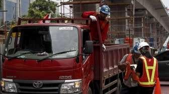 Aktivitas para pekerja kontruksi bangunan di Jakarta, Rabu  (2/2).