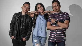 Personil Caramel Band Nini (vocal) Pay (Gitar), Ivan (Drum) saat berpose untuk suara.com di Jakarta, Kamis (2/2).