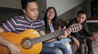 Personil Caramel Band Nini (vocal) Pay (Gitar), Ivan (Drum) saat berpose untuk suara.com di Jakarta, Kamis (2/2).