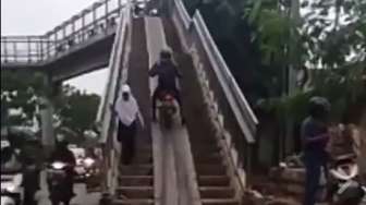 Nekat Naik Jembatan Penyeberangan, Apa yang Dialami Pemotor Ini?