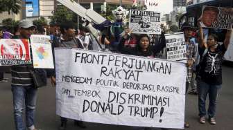 Kelompok yang menamakan diri Front Perjuangan Rakyat (FPR) mengecam kebijakan Presiden AS Donald Trump lewat aksi di Bundaran HI, Jakarta, Minggu (5/2/2017) [Suara.com/Kurniawan Mas'ud]