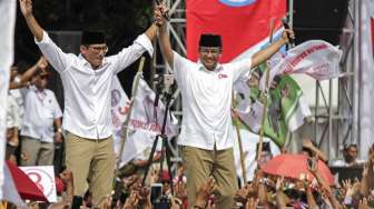 Pasangan Calon Gubernur DKI Jakarta Anies Baswedan dan Calon Wakil Gubernur DKI Jakarta Sandiaga Uno menyampaikan pidato politik saat Rapat Umum Kampanye Akbar di Lapangan Banteng, Jakarta, Minggu (5/2) [Suara.com/ Kurniawan Mas'ud]