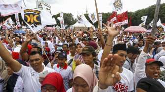 Pendukung pasangan nomor urut 3,  Anies Baswedan dan Sandiaga Uno, antusias ikuti jalannya kampanye di Lapangan Banteng, Minggu (5/2/2017) [Suara.com/Kurniawan Mas'ud]