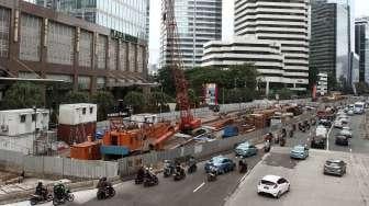 Jalur lambat dari Jalan Jenderal Sudirman arah Blok M, Jakarta, ditutup pada Senin (6/2/2017). [Suara.com/Oke Atmaja]